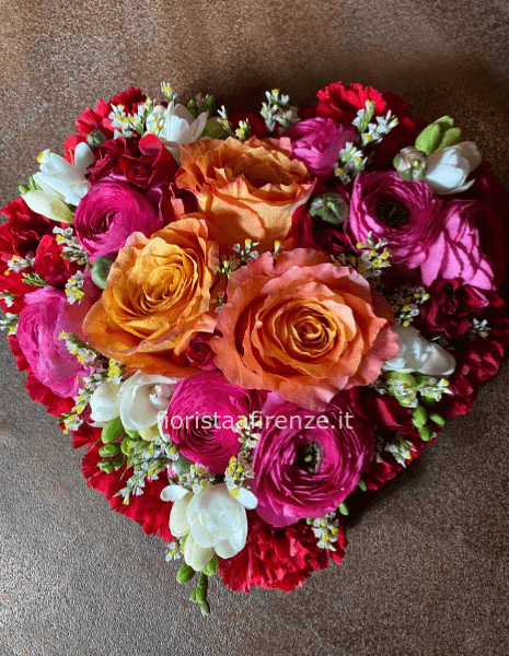 Cuore di fiori freschi, colori assortiti.